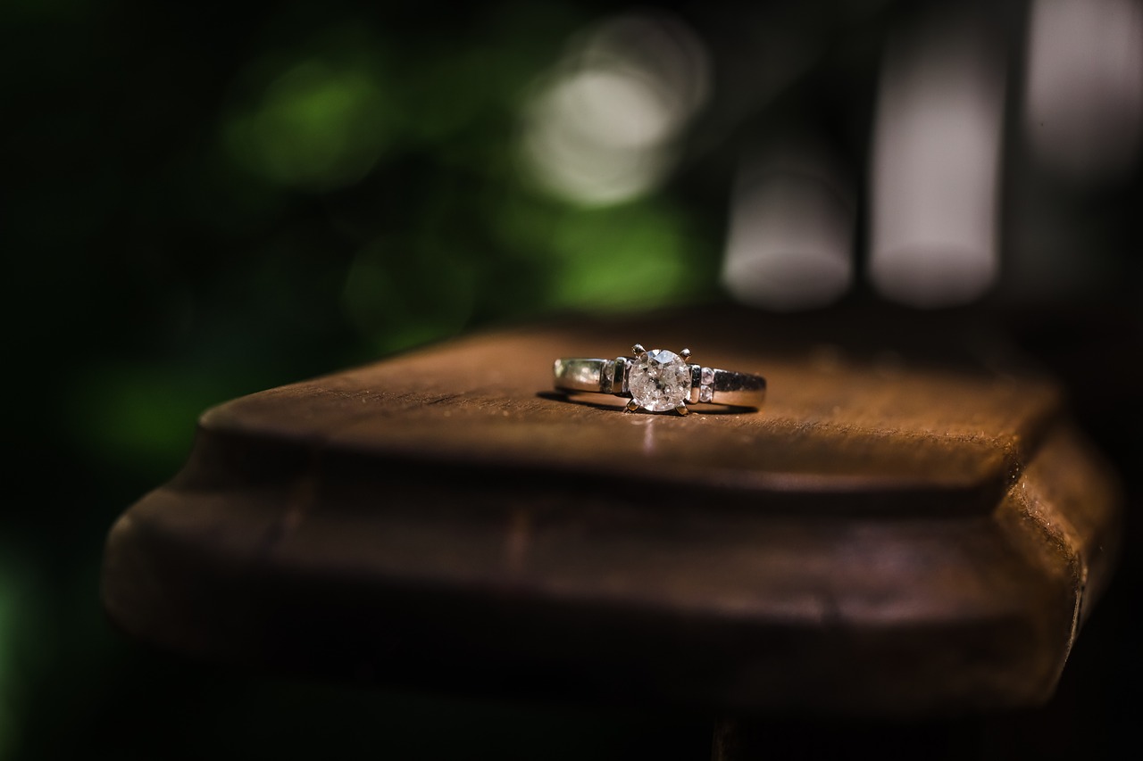 Gdzie nosić pierścionek zaręczynowy po ślubie? Kilka propozycji
