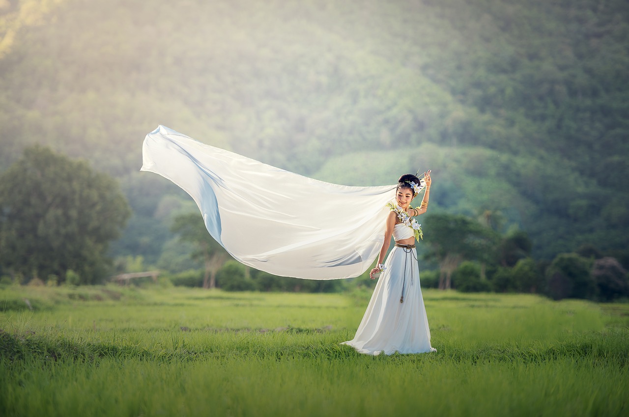 Suknia ślubna z ramiączkami – sprawdź, co warto wiedzieć
