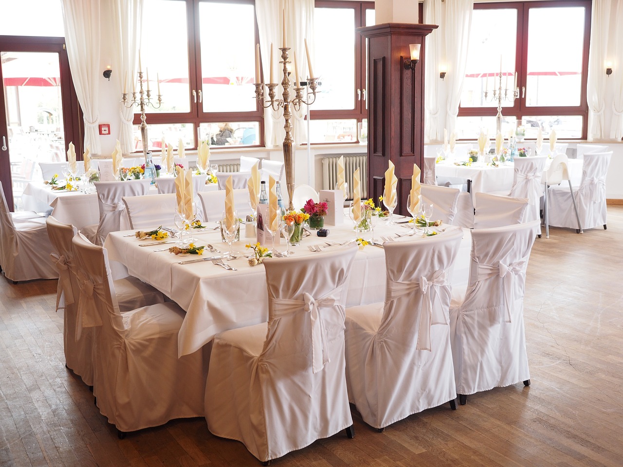 Inspiracje na romantyczną dekorację stołów weselnych